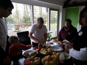 Door één van de moeders, vers gebakken broodjes..