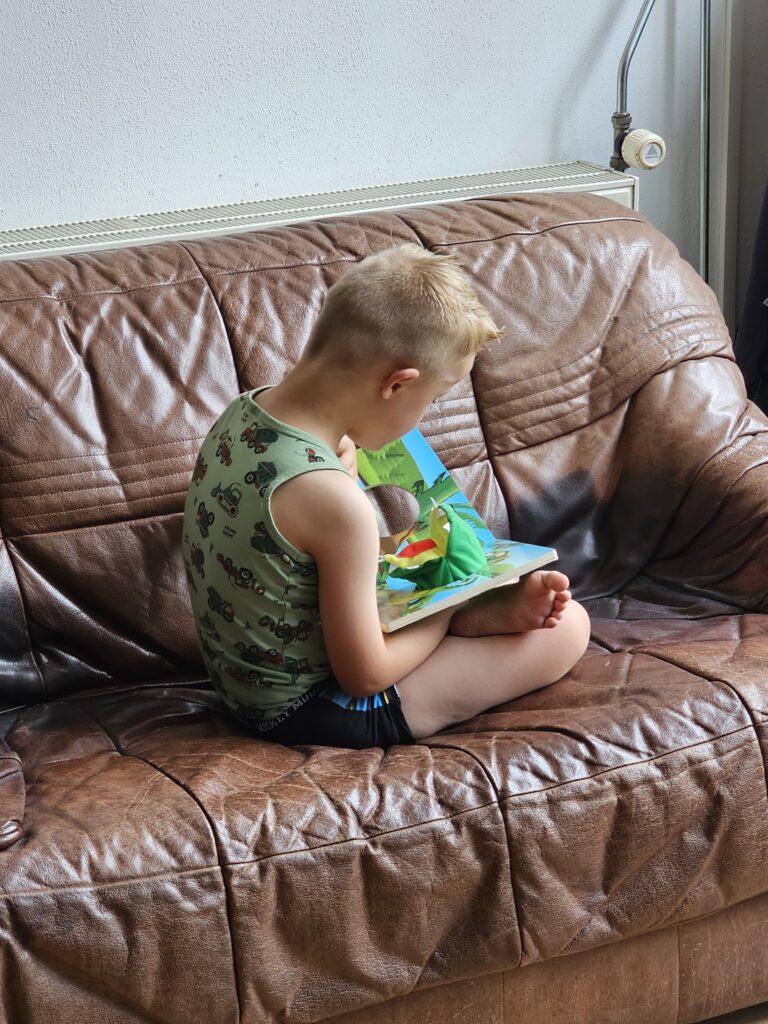 Tussen het wandelen door even lezen/spelen met de krokodil.